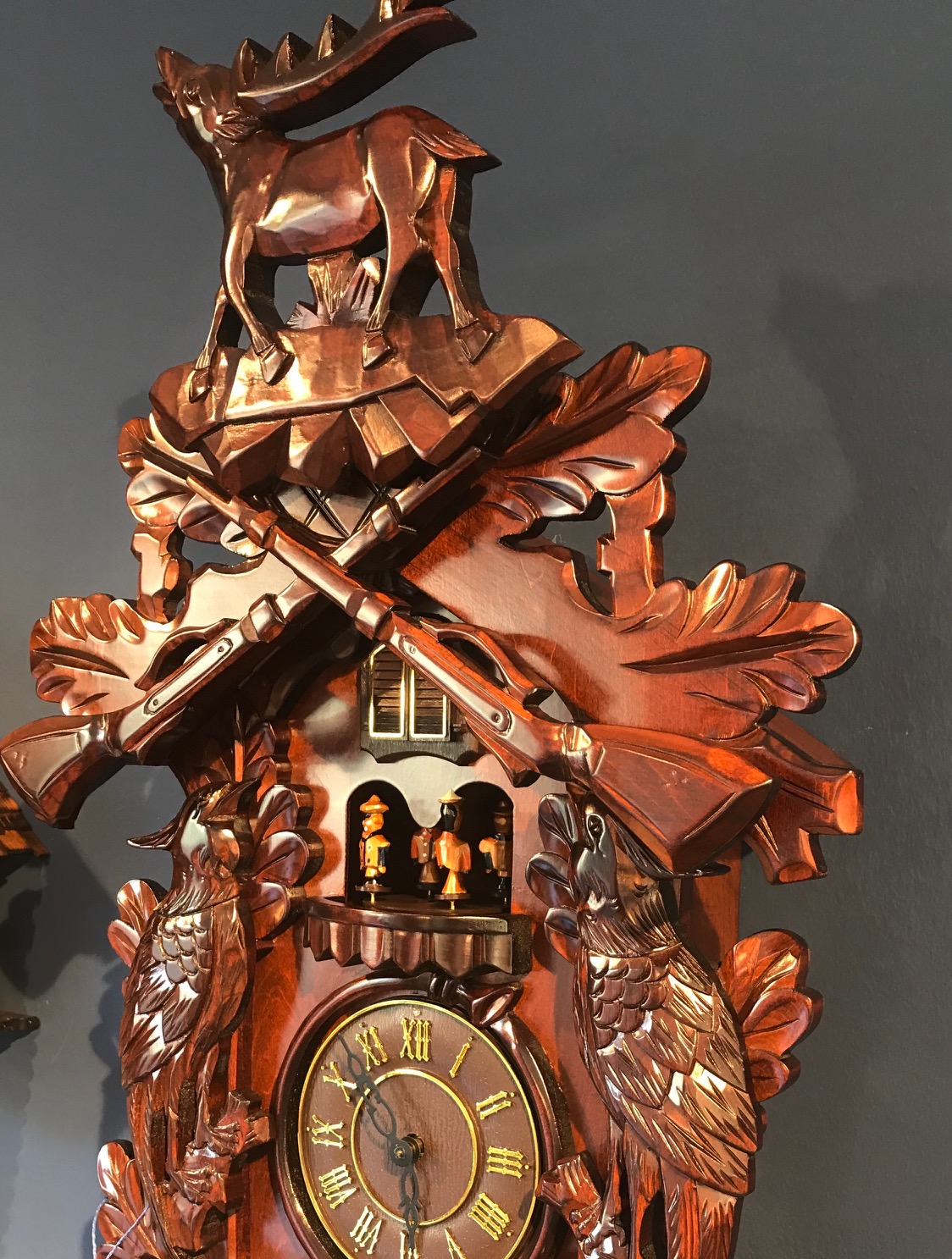 Reloj de cuco fabricado en madera tallada, pintado a mano y